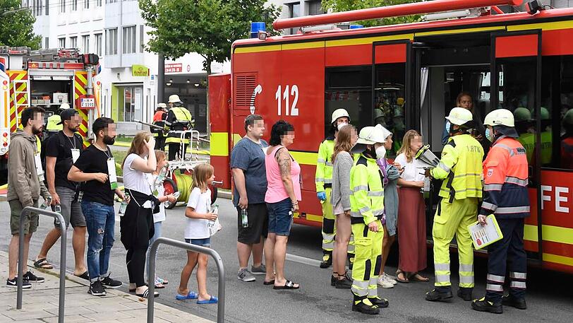 Evakuierte Anwohner wurden in einem Groß-Rettungswagen betreut.