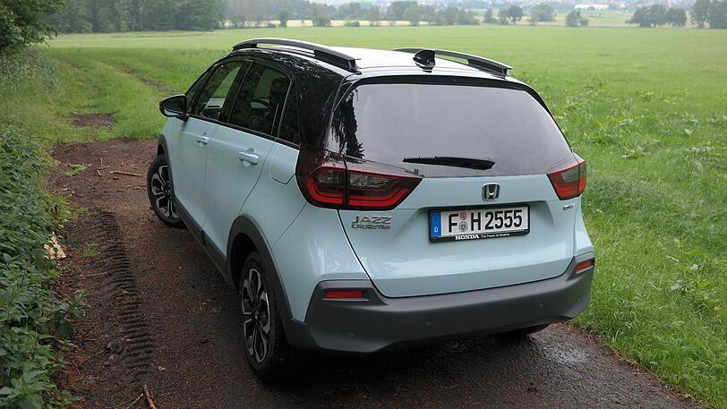 Neue Modellvariante im robusten SUV-Stil mit erhöhter Bodenfreiheit und integrierter Dachreling: der Jazz Crosstar.