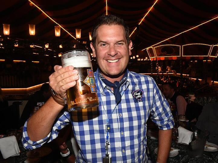 Der Partysänger Peter Wackel hält auf dem Oktoberfest beim Promi Wiesn Treff einen Maßkrug in der Hand. Foto: Felix Hörhager/Archivbild