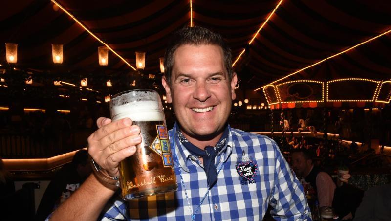 Der Partysänger Peter Wackel hält auf dem Oktoberfest beim Promi Wiesn Treff einen Maßkrug in der Hand. Foto: Felix Hörhager/Archivbild Der Partysänger Peter Wackel hält auf dem Oktoberfest beim Promi Wiesn Treff einen Maßkrug in der Hand. Foto: Felix Hörhager/Archivbild