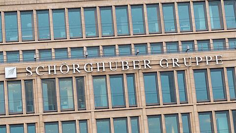Der Schriftzug "Schörghuber Gruppe" steht an der Fassade eine Gebäudes in der Innenstadt.