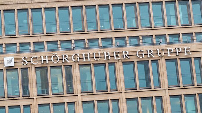 Der Schriftzug "Schörghuber Gruppe" steht an der Fassade eine Gebäudes in der Innenstadt.