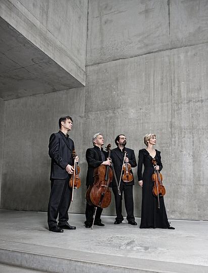 Lukas Hagen, Rainer Schmidt, Veronika Hagen und Clemens Hagen im Treppenhaus des Salzburger Museums der Moderne.