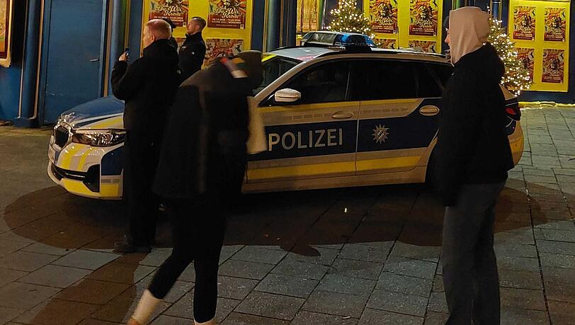 Aktivisten hatten versucht, in der Manege ein Banner zu entrollen.