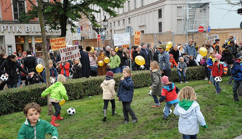 Gerettet? Alle wollen den Abriss des Bolzplatzes an der Glockenbachwerkstatt überprüfen. Derweil protestieren Eltern weiter für den Erhalt &ndash; auch mit Plakaten. Die Bilder