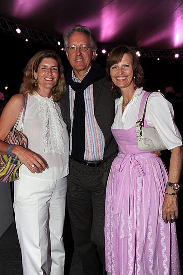 Prinz Ludwig zu Salm-Salm mit Frau Ulrike (li.) und Sabrina Fox.