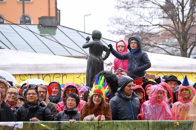 Showacts und Tanz der Marktweiber - hier gibt's die besten Bilder vom Faschingstreiben am Viktualienmarkt.