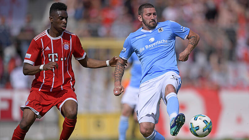 Münchner Duell: Maxime Awoudja (li.) vom FC Bayern und Sascha Mölders (re.) vom TSV 1860.