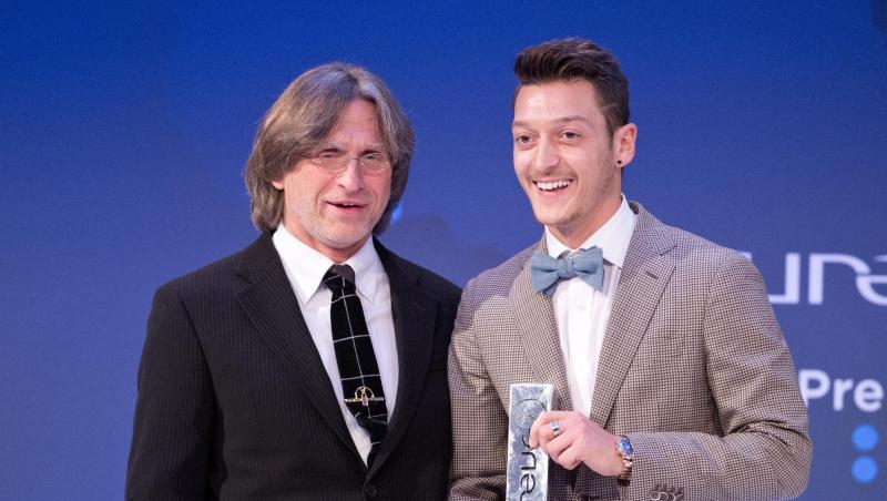 Trainer Norbert Elgert (l.) und Fußballer Mesut Özil bei einer Preisverleihung in Berlin. Foto: Jörg Carstensen/Archiv