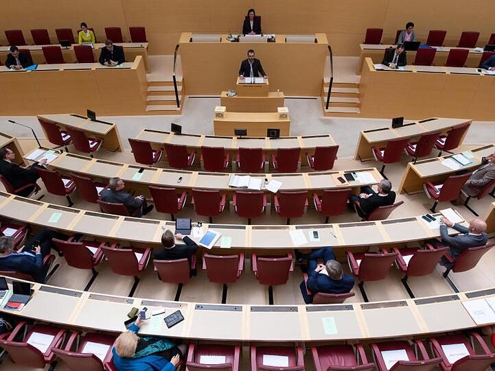 Die Abgeordneten im bayerischen Landtag nehmen an einer Plenarsitzung teil. Foto: Sven Hoppe/dpa/Archivbild