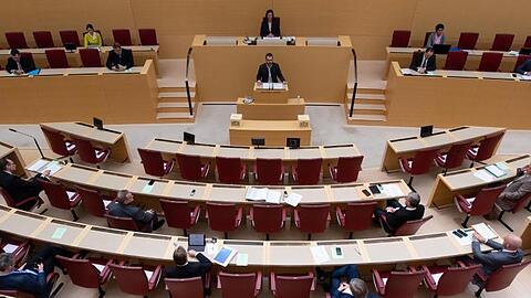 Die Abgeordneten im bayerischen Landtag nehmen an einer Plenarsitzung teil. Foto: Sven Hoppe/dpa/Archivbild