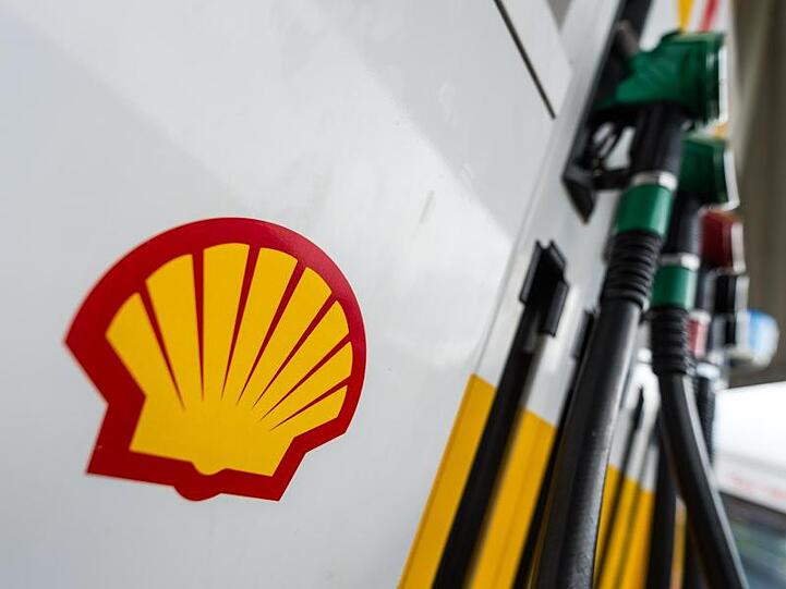 Einen Cent pro Liter Sprit können Shell-Kunden künftig freiwillig mehr zahlen. Das Unternehmen will das Geld in Kompensation stecken.