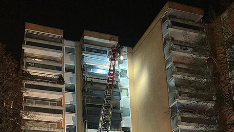 Die betroffene Wohnung kann vorerst nicht genutzt werden, die Polizei ermittelt zur Brandursache.