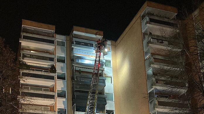 Die betroffene Wohnung kann vorerst nicht genutzt werden, die Polizei ermittelt zur Brandursache.