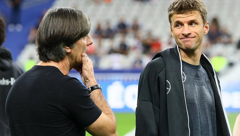 Bayern-Profi Thomas Müller - hier mit Bundestrainer Joachim Löw - hat bis dato 100 Länderspiele absolviert und wurde 2014 in Brasilien mit der DFB-Elf Weltmeister.
