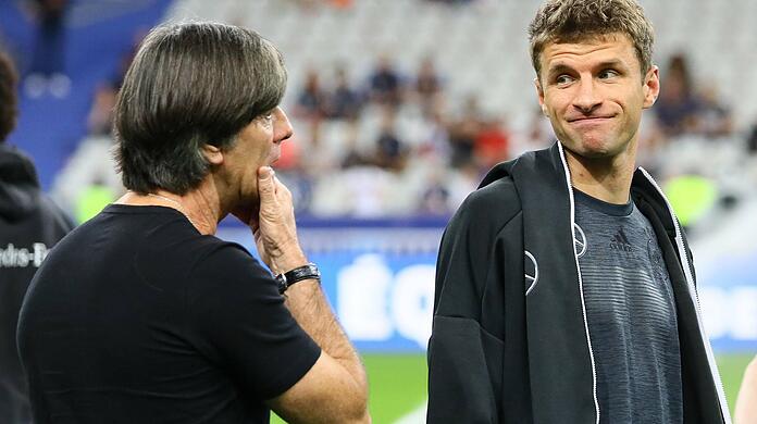 Bayern-Profi Thomas Müller - hier mit Bundestrainer Joachim Löw - hat bis dato 100 Länderspiele absolviert und wurde 2014 in Brasilien mit der DFB-Elf Weltmeister.