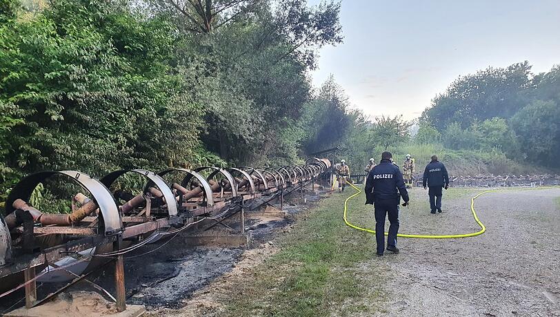 Über die abgedeckte Förderanlage wurde Kies bis in das eigentliche Werk transportiert. Die Anlage stand still, als das Feuer ausbrach.