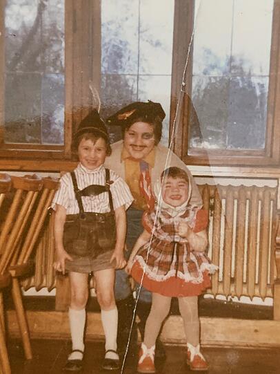Günther Hollnburger als Mädchen verkleidet mit seinen beiden Tanten.