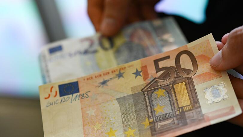 Die Bundesbank zeigt gefälschte 20-Euro- und 50-Euro-Geldscheine.