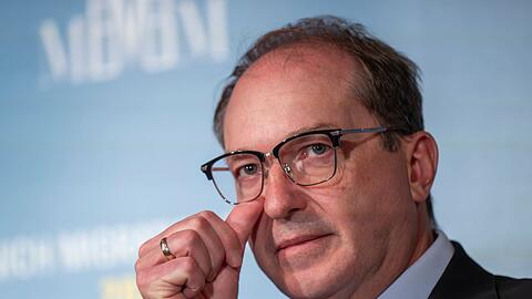 Bundesinnenminister Alexander Dobrindt will beim Thema Migration weiter Druck machen und die europäische Asylpolitik "schärfen und härten" - konkrete Ergebnisse gab es beim Treffen mit seinen Amtskollegen in München aber keine.