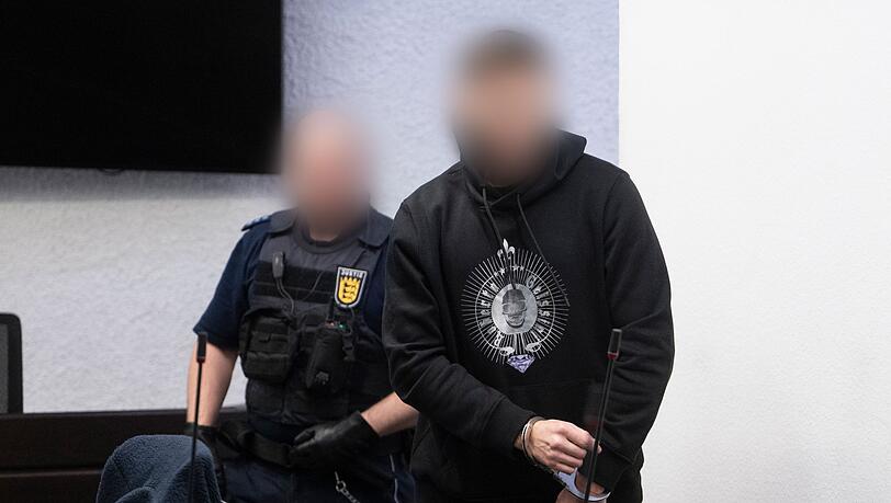 Nach Überzeugung der Kammer lauerte der Täter seiner Bekannten Ende Februar 2026 im Wald auf, riss sie auf ihrem Heimweg vom E-Scooter und ermordete sie. (Archivbild) Nach Überzeugung der Kammer lauerte der Täter seiner Bekannten Ende Februar 2026 im Wald auf, riss sie auf ihrem Heimweg vom E-Scooter und ermordete sie. (Archivbild)