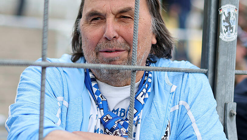 Roman W&ouml;ll lehnt nachdenklich am Zaun des Stadions &ndash; seine Entt&auml;uschung &uuml;ber den verpassten Aufstieg und die ungewisse Zukunft des TSV 1860 ist ihm ins Gesicht geschrieben.