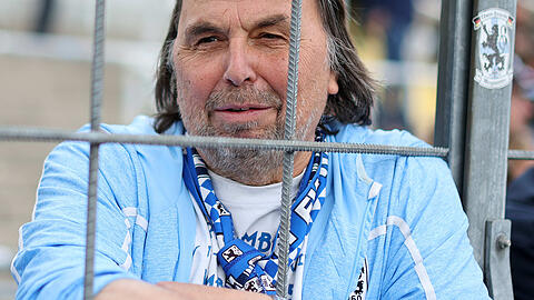Roman W&ouml;ll lehnt nachdenklich am Zaun des Stadions &ndash; seine Entt&auml;uschung &uuml;ber den verpassten Aufstieg und die ungewisse Zukunft des TSV 1860 ist ihm ins Gesicht geschrieben.