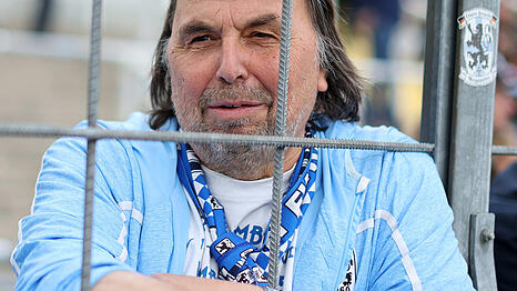Roman W&ouml;ll lehnt nachdenklich am Zaun des Stadions &ndash; seine Entt&auml;uschung &uuml;ber den verpassten Aufstieg und die ungewisse Zukunft des TSV 1860 ist ihm ins Gesicht geschrieben.