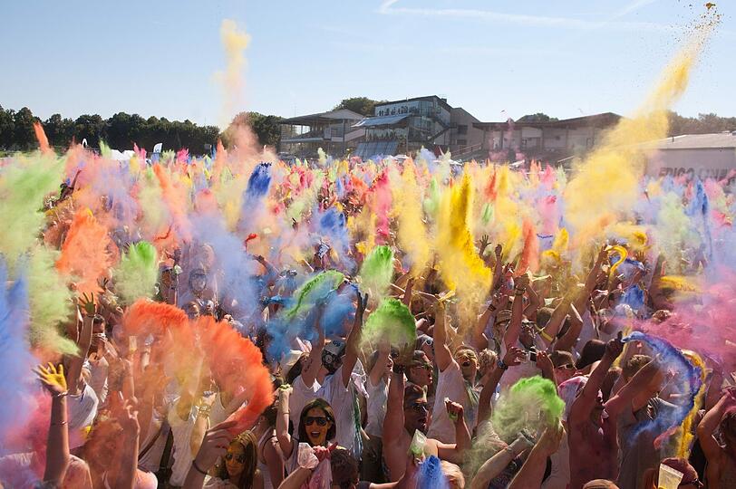 Bunte Farbschlacht in Riem: Bei den Hindus eine kulturelle Tradition, in München ein Heidenspaß!