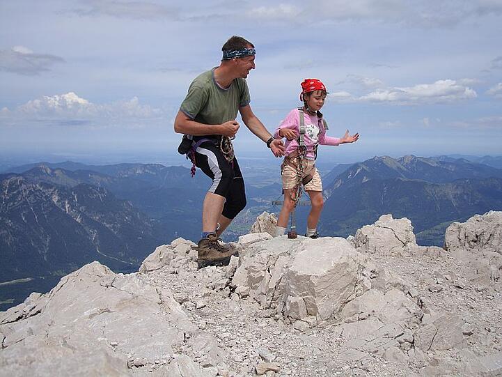 Die Gifpelmosher erklimmen hohe Berge um sie zu bemoshen, denn: &bdquo;Richtig gute Metalmusik ist gigantisch und mystisch &ndash; so wie auch die Berge sind.&ldquo; Die kuriosen Fotos von den Gipfelmoshern.