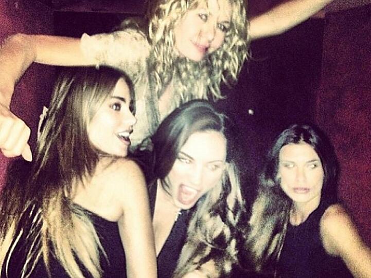 Kelly Brook feiert mit Sofia Vergara (li.) in Hollywood