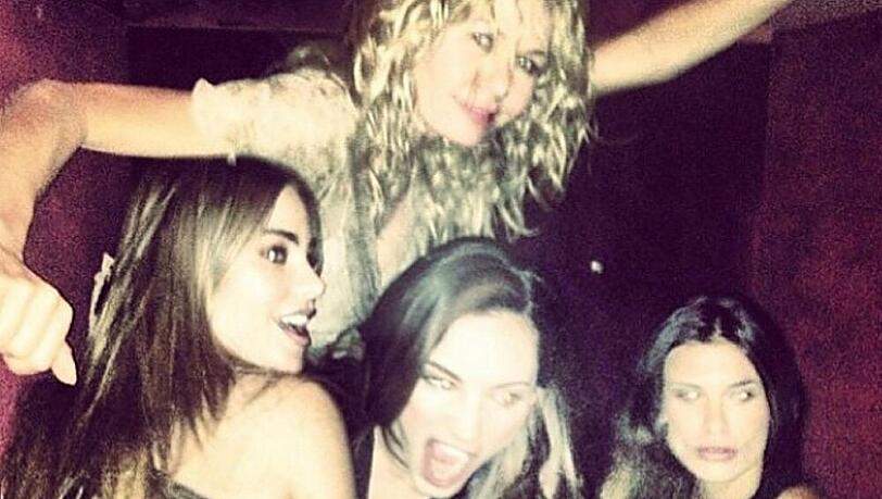 Kelly Brook feiert mit Sofia Vergara (li.) in Hollywood Kelly Brook feiert mit Sofia Vergara (li.) in Hollywood
