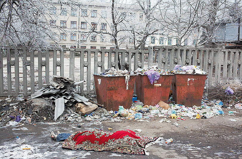 Das Foto vom Feburar 2015 zeigt ein Motiv aus einer Reportage mit der abgedeckten Leiche eines Mannes in Myronivs'ki in der Ukraine. Die Motive des Fotografen Florian Bachmeier wurden zum Sieger in der Kategorie "Serie" beim Pressefoto Bayern 2015 gekürt.