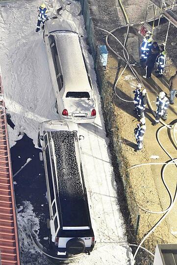 Bei einem Großbrand in einer Luxusautowerkstatt entstand erheblicher Sachschaden.