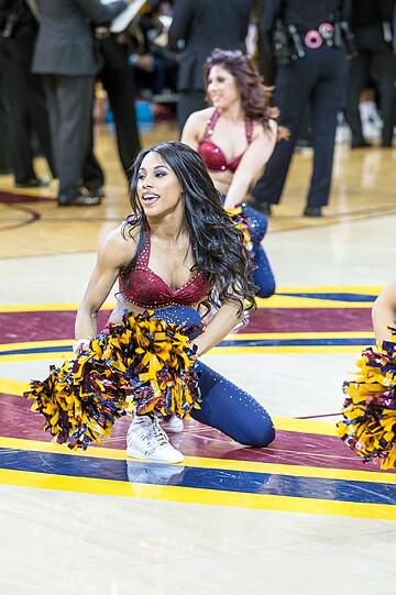 Im ersten Duell der NBA-Finalserie gingen die Cleveland Cavaliers gegen die Golden State Warriors unter. In jeder Hinsicht obenauf: die Cheerleader der Cavs! Sehen Sie selbst - die Bilder...