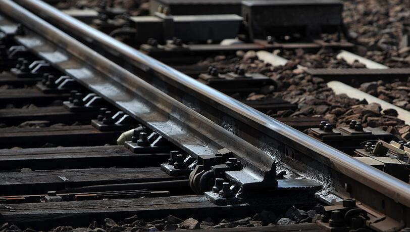 Der Zugführer musste nach dem Vorfall in Behandlung, wenig später wurde er verrentet. (Symbolbild) Der Zugführer musste nach dem Vorfall in Behandlung, wenig später wurde er verrentet. (Symbolbild)