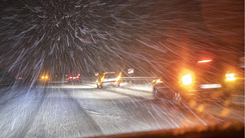 Die A8 bei Irschenberg ist verschneit.