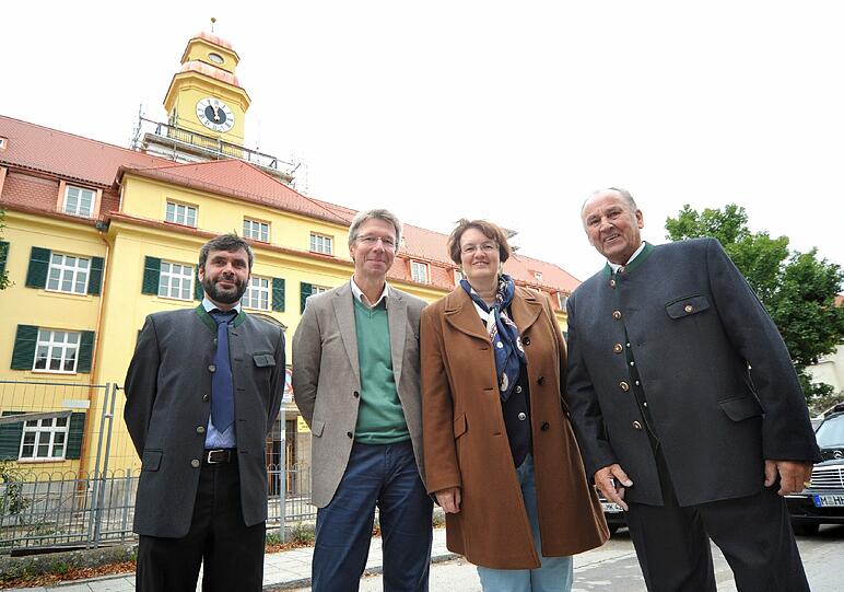 Der wieder erstandene Uhrenturm wird feierlich eingeweiht.
