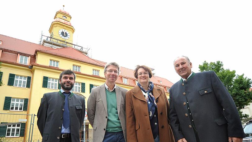Der wieder erstandene Uhrenturm wird feierlich eingeweiht. Der wieder erstandene Uhrenturm wird feierlich eingeweiht.