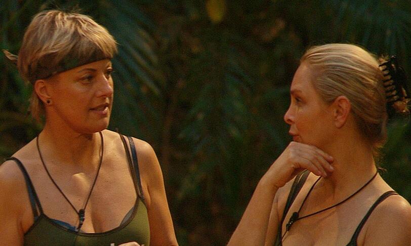 Tanja Schumann (l.) und Corinna Drews können nicht glauben, was sie da von Larissa und ihren Karriereplänen hören.