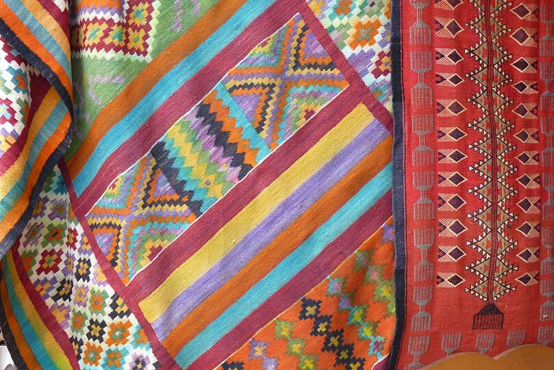 Farbenfrohe Kelime im Souk von Tunis