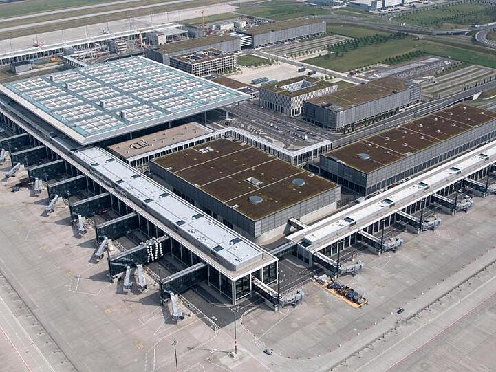 Blick über den Hauptstadtflughafen in Berlin-Schönefeld. Die Baufertigstellungsanzeige für den BER soll im Laufe des ersten Quartals 2020 beim Bauamt eingereicht werden, zu Jahresbeginn war das für diesen Herbst vorgesehen.