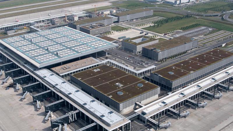Blick über den Hauptstadtflughafen in Berlin-Schönefeld. Die Baufertigstellungsanzeige für den BER soll im Laufe des ersten Quartals 2020 beim Bauamt eingereicht werden, zu Jahresbeginn war das für diesen Herbst vorgesehen. Blick über den Hauptstadtflughafen in Berlin-Schönefeld. Die Baufertigstellungsanzeige für den BER soll im Laufe des ersten Quartals 2020 beim Bauamt eingereicht werden, zu Jahresbeginn war das für diesen Herbst vorgesehen.