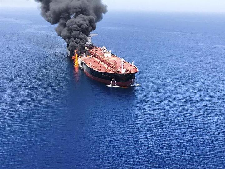 Brennender Öltanker "Front Altair": Nach den Angriffen auf Schiffe im Golf von Oman eskalierte der Konflikt zwischen den USA und Iran weiter.
