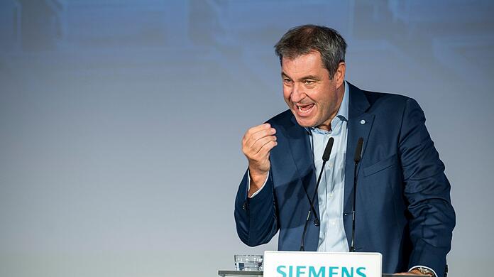 Markus Söder (CSU), Bayerischer Ministerpräsident, spricht an einem Rednerpult bei seinem Besuch von Siemens in Erlangen.