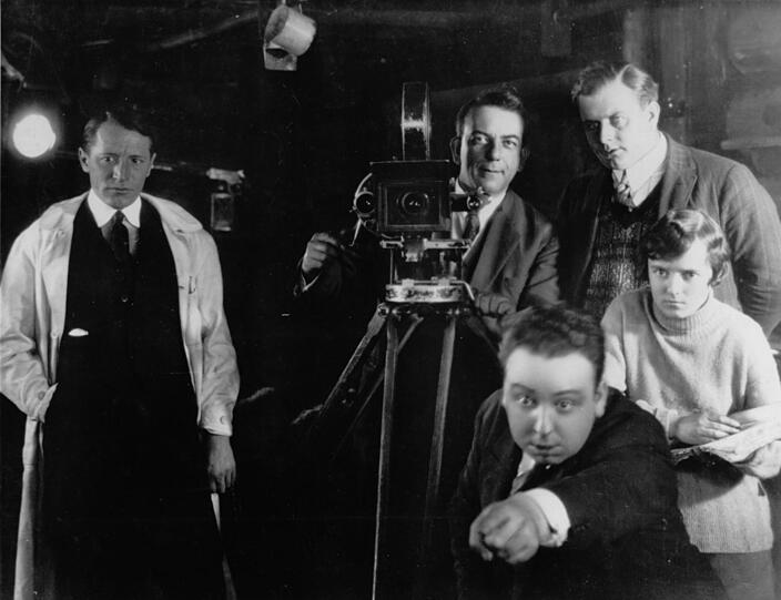 "Der Bergadler", 1926: Hitchcock und seine Frau Alma Reville (1899-1982) mit dem Script im Geiselgasteig im Jahr ihrer Heirat.