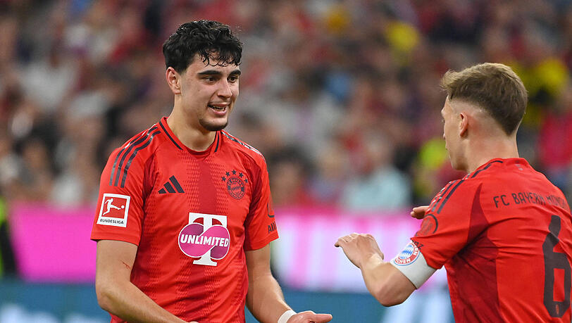 Willkommen zurück! Joshua Kimmich (r.) heißt Aleksandar Pavlovic Willkommen auf dem Rasen.