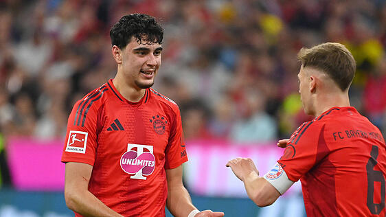 Willkommen zurück! Joshua Kimmich (r.) heißt Aleksandar Pavlovic Willkommen auf dem Rasen.