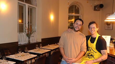 Betreiber Dominik Obalski (l.) und Küchenchef Felix Braun im Gufo in Giesing. Das ehemalige Attentat Griechischer Salat in der Zugspitzstraße ist jetzt ein italo-amerikanisches Bistro.