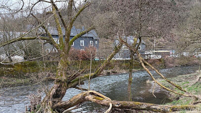 Das Kind war im Wasser der Sieg treibend aufgefunden worden - nun ist es gestorben. (Archivbild)